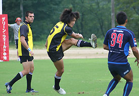 キックする大門選手写真