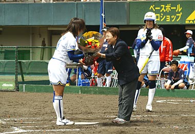 4/20 田中選手の通算100打点表彰の写真