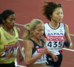 前半世界強豪選手と競い合う宮井選手(右)