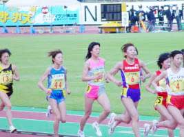 前半先頭集団での宮井選手（左から2人目）