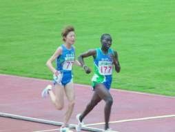 先頭争いをする宮井選手とフィレス(4km付近)
