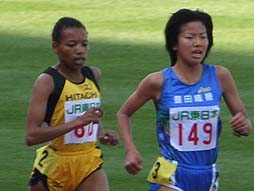 5000ｍ総合３位入賞の新谷選手(写真右）