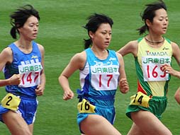 1500ｍ自己ベスト(4分32秒60)更新にあと１歩の積極的なレース展開をする北島選手（写真一番左）