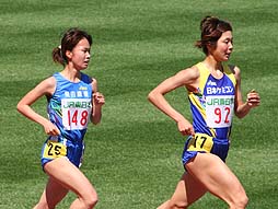5000ｍ自己ベストを更新した山根選手(写真左）