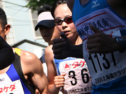 20km付近集団の真中で走る千葉選手