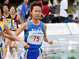 集団の先頭を走る山根選手