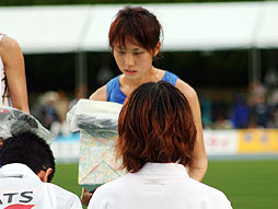 3位入賞の表彰を受ける山根選手