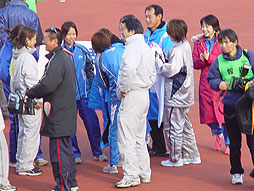 ｺﾞｰﾙ直後に健闘を称え合う選手達）