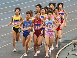 先頭争いをする山根選手　(残り　800m）