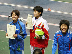 堂々の２位で表彰をうける山根選手 (向って左側）