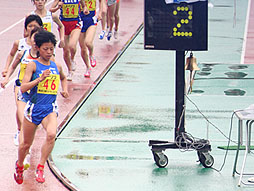 1500m残り2周先頭を走る小林