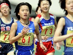 1500m 中盤以降スピードアップをし前方の選手を捕らえる青山 (青のユニフォーム　ゼッケン61)