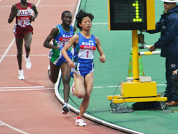 ラスト１周を力走する小林(右側）