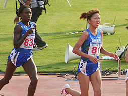 ラスト1周を競う新谷(写真中央）とウィン(写真左側）