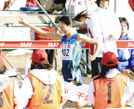 優勝のゴールテープを切る新谷選手